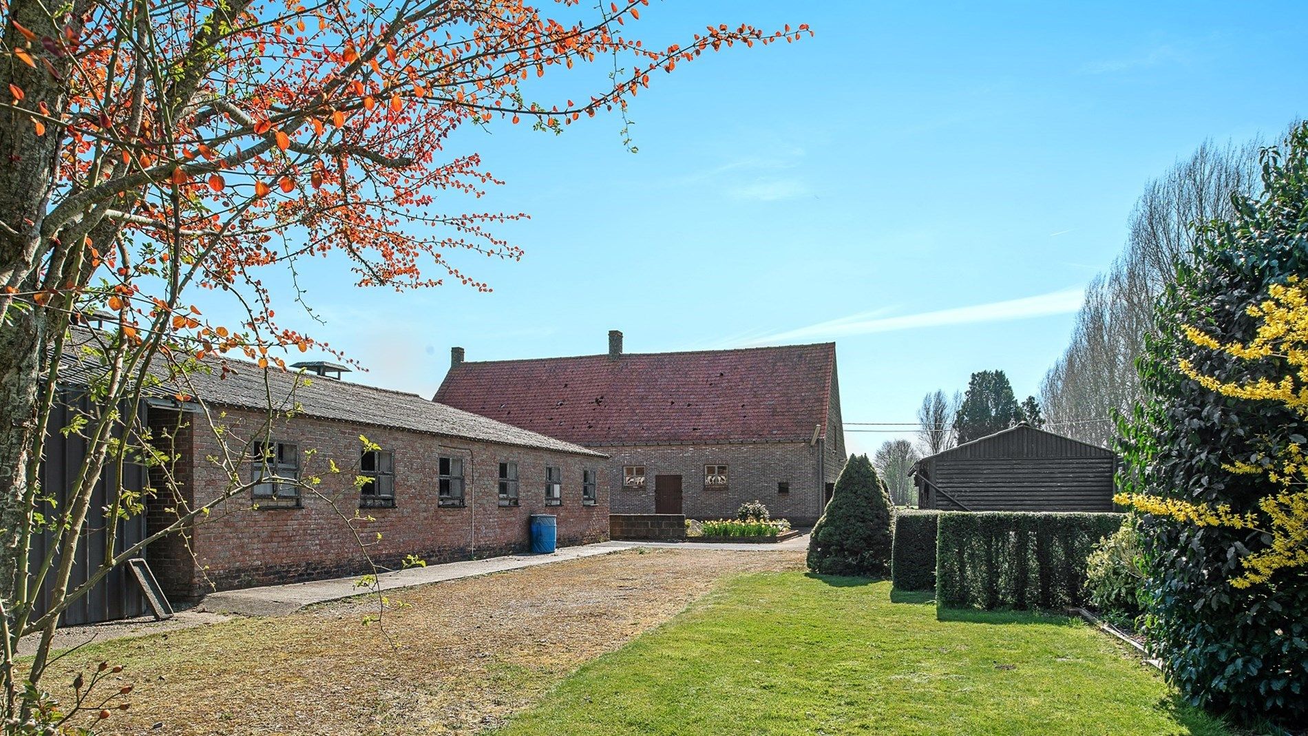 Hoofdfoto van de publicatie: Te renoveren hofstede op toplocatie te Damme