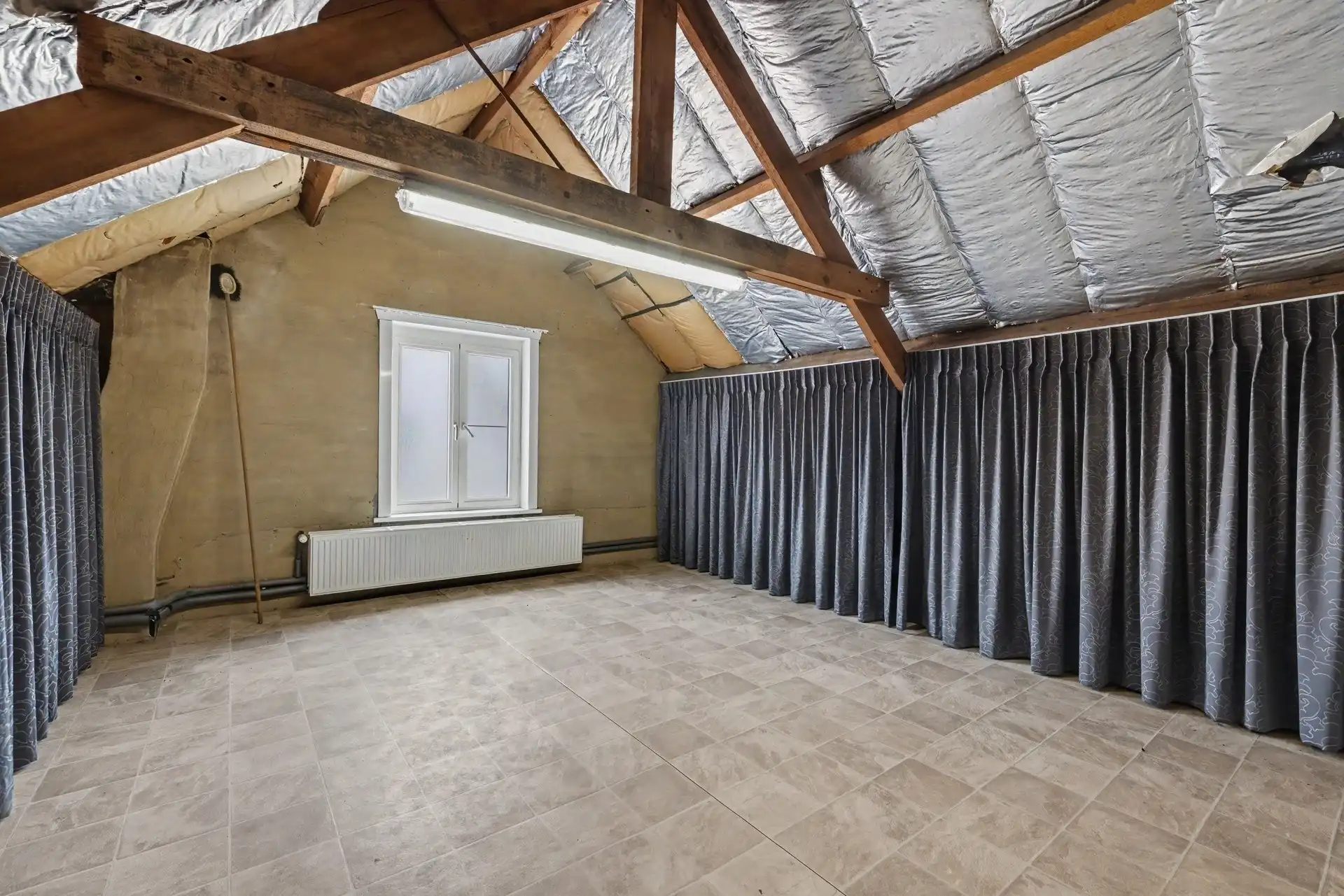 Goed gelegen halfopen bebouwing met ruime oprit, 3 slaapkamers en tuin foto 18