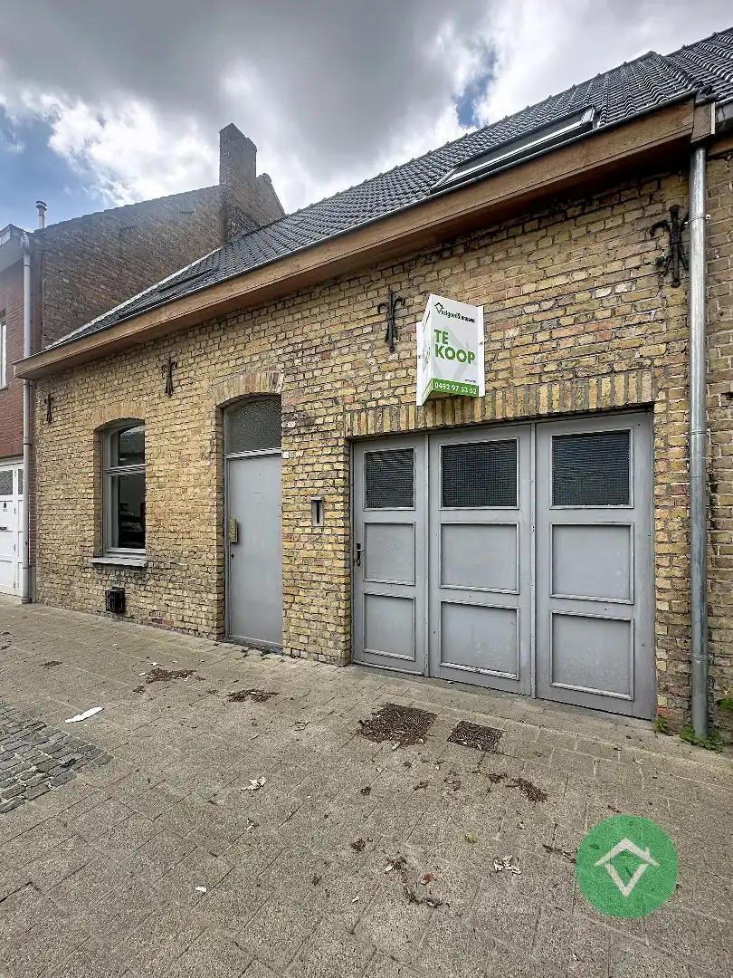 Hoofdfoto van de publicatie: Op te frissen gezinswoning met vier slaapkamers, inpandige garage te Koekelare