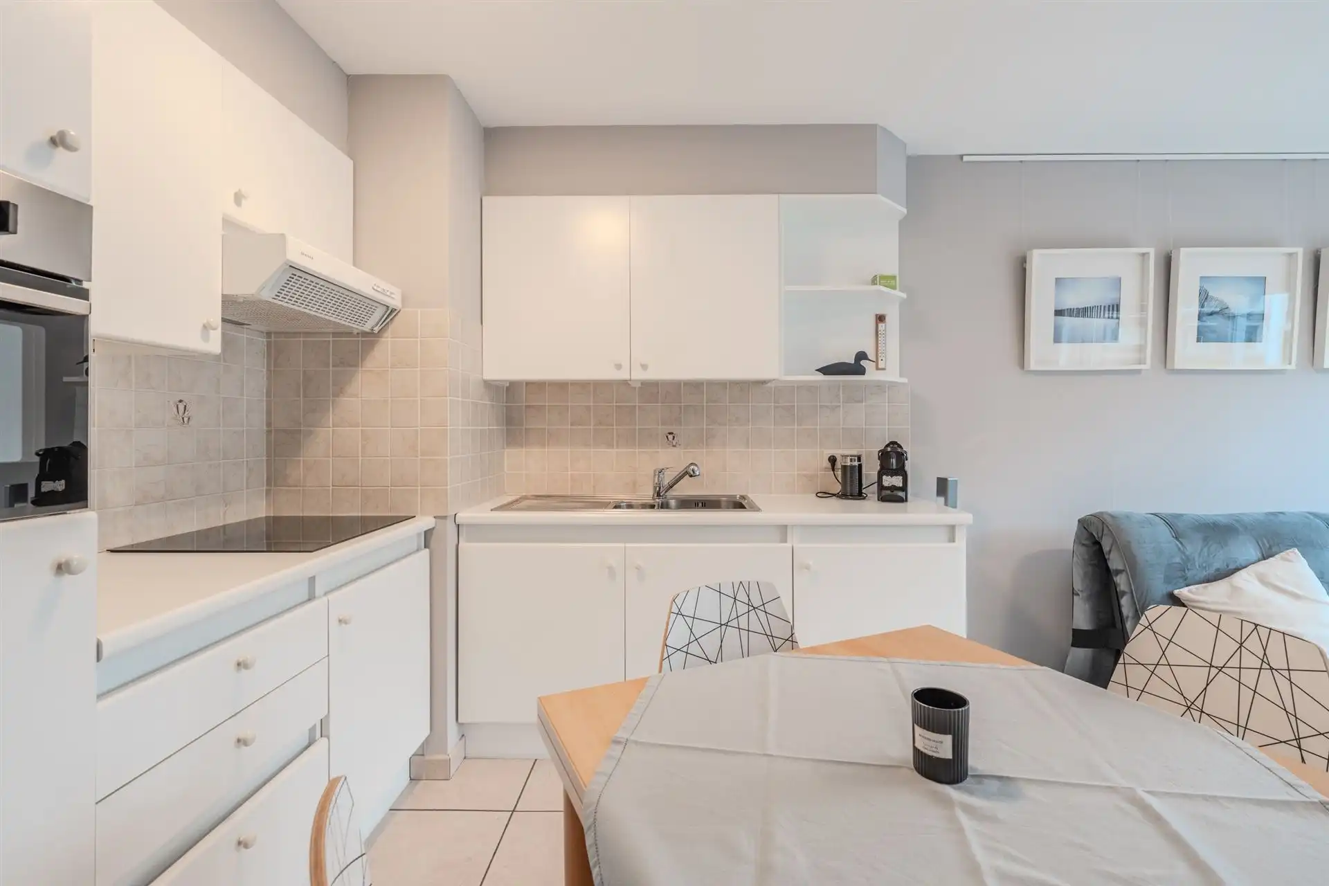 Instapklare studio met zijdelings zeezicht foto 2