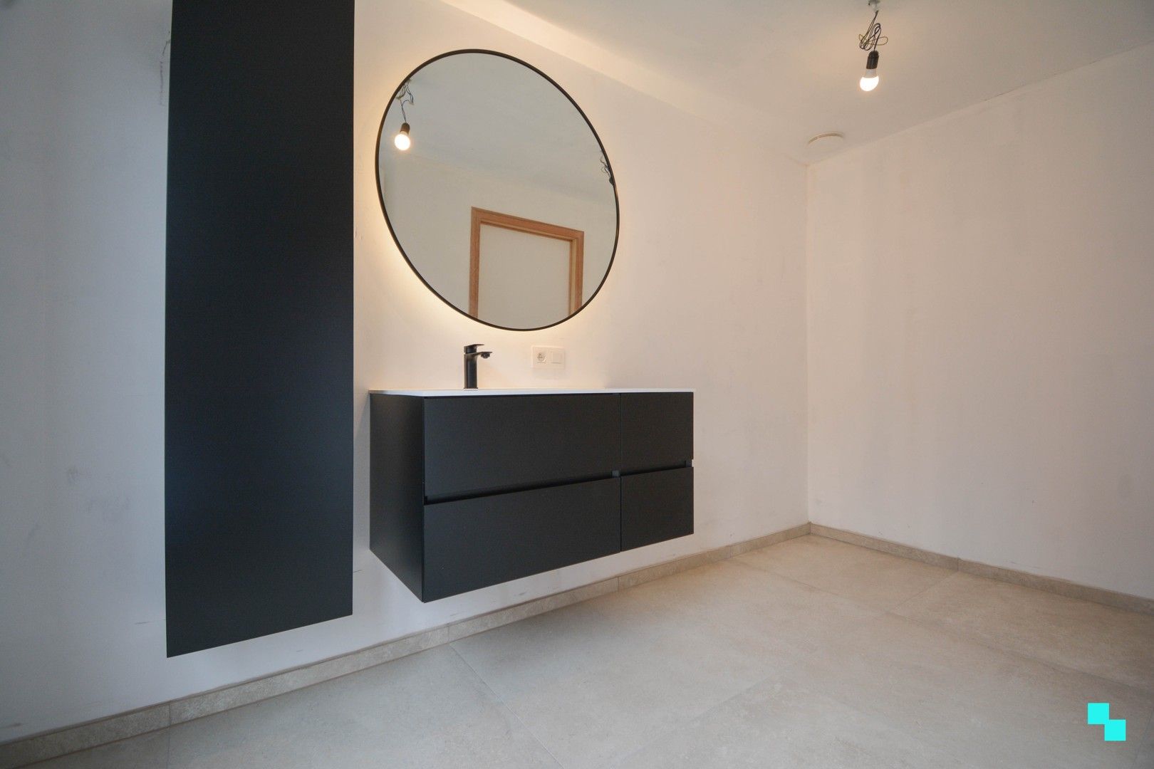 Totaal gerenoveerde woning met garage te centrum Roeselare foto 25
