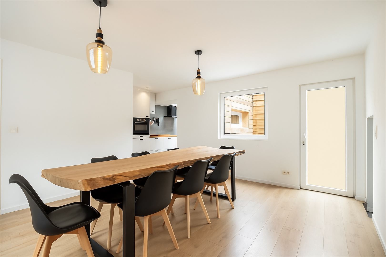 Fijn , recente  gerenoveerde starterswoning met  2 slaapkamers in doodlopend straatje. foto 4