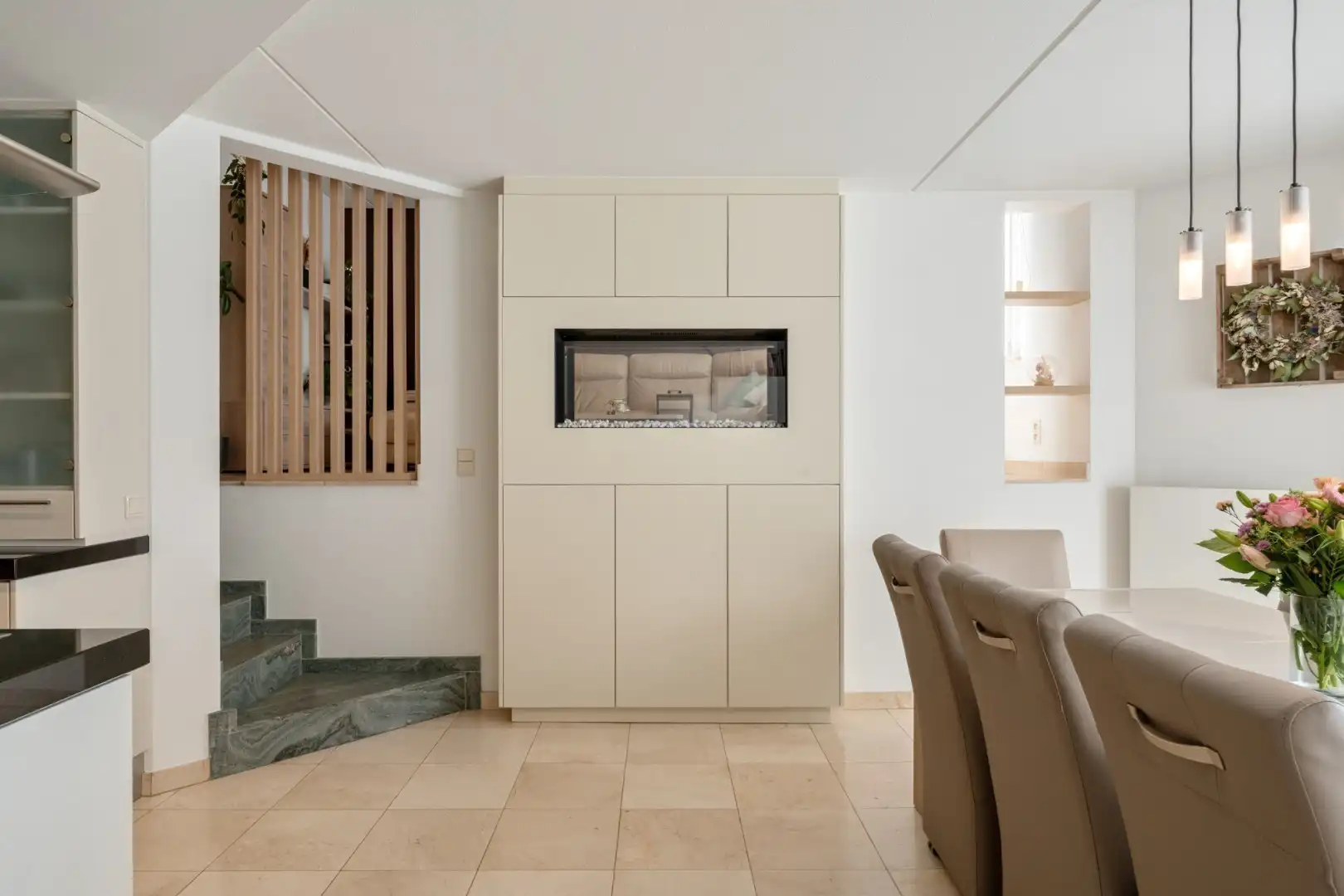 Zeer ruime, goed afgewerkte woning met diverse mogelijkheden nabij het centrum van Maaseik! foto 9