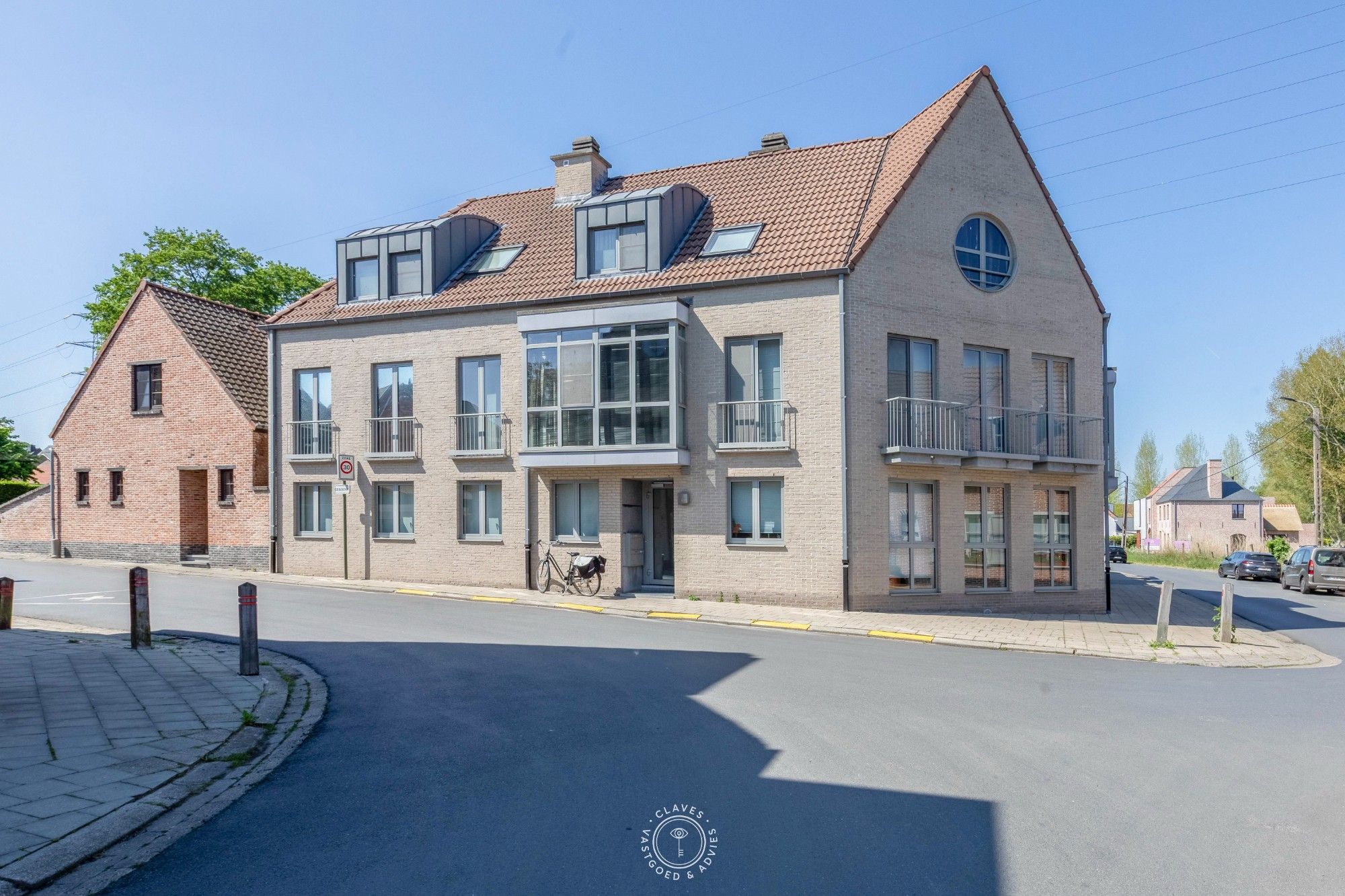 Lichtrijk gelijkvloers appartement met 3 slaapkamers, tuin en garage foto {{pictureIndex}}