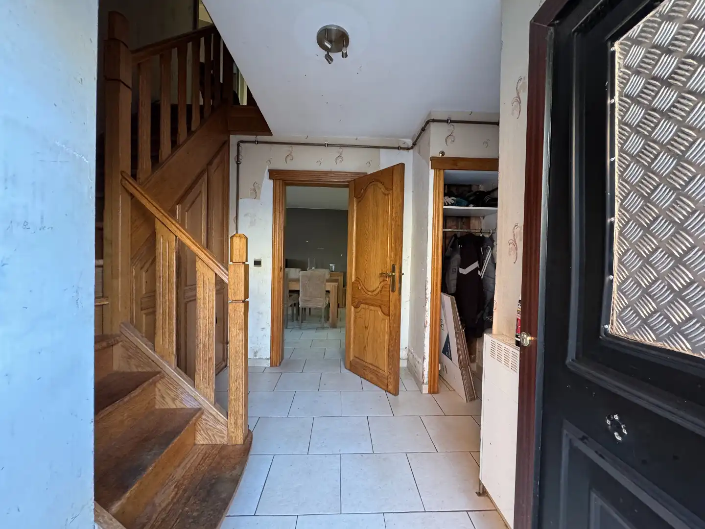 Unieke opportuniteit in Melsele: Karaktervolle woning met ruim magazijn/atelier (286 m²) op een perceel van 859 m² foto 2