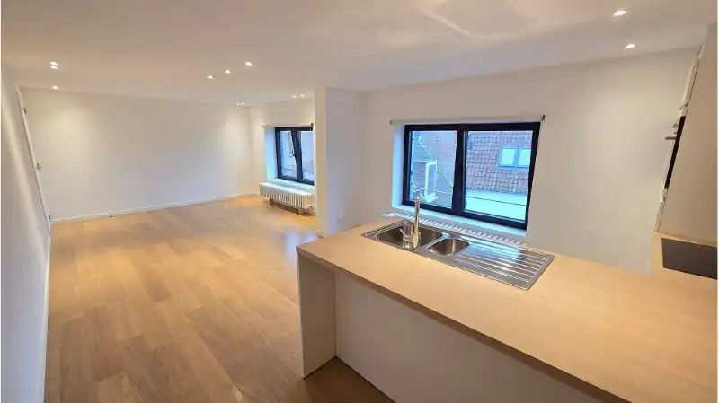 Ruim en volledig vernieuwd 2-slaapkamerappartement te huur in Brugge foto 2