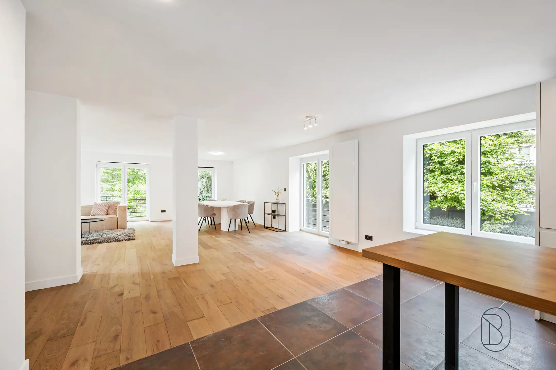 Volledig gerenoveerde woning met 3SLK,2BDK en dubbele garage foto 3