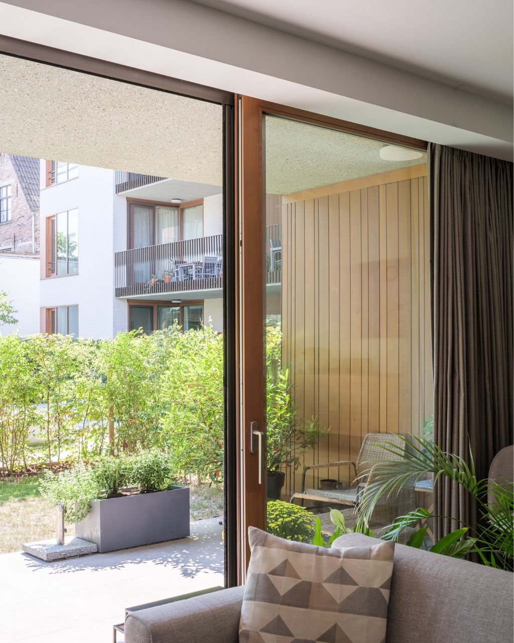 Hedendaags gelijkvloers appartement met één slaapkamer en stadstuin, gelegen in de voormalige brandweerkazerne en de vroegere kunstacademie, midden in het historisch hart van Gent. foto 9