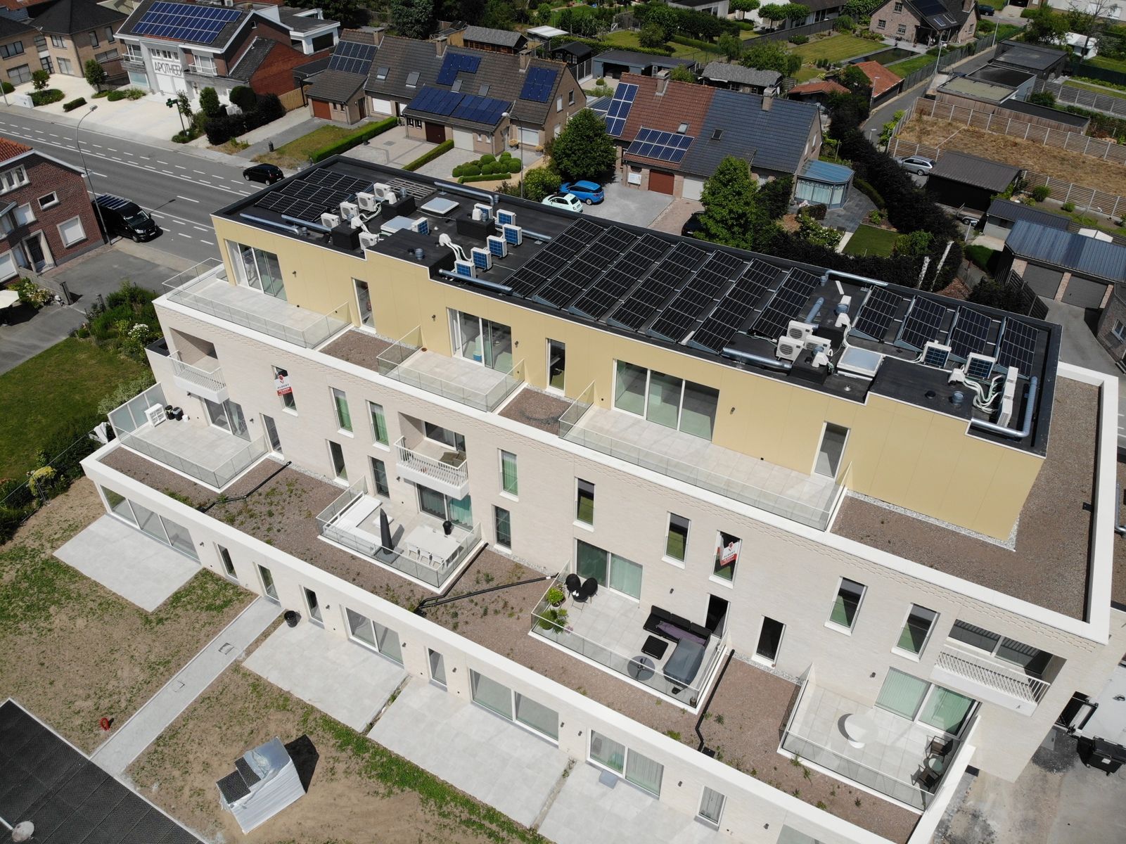 Uitgestrekt 3 slaapkamer hoekappartement! foto 4