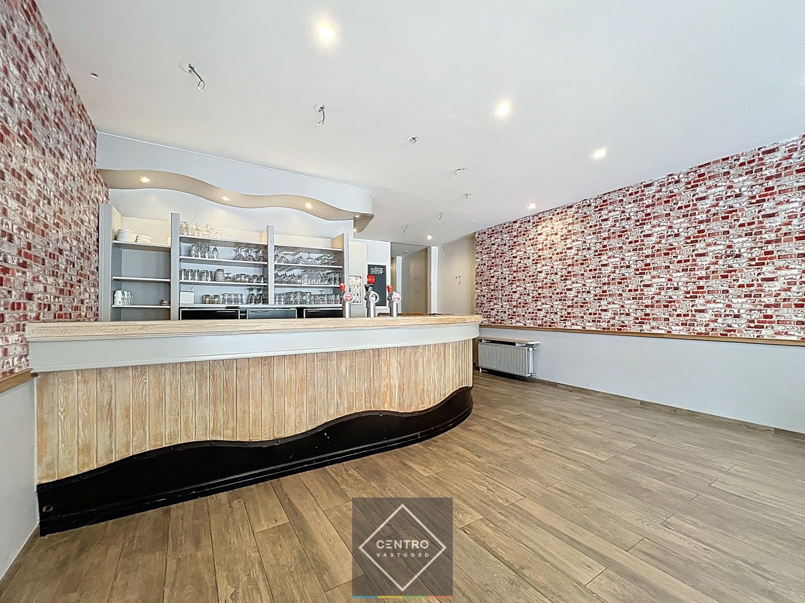 Ruim instapklaar handelspand met te renoveren woning (vroeger café Comodo en ook café Mozart) op de Grote Markt (Izegem) ! foto 5