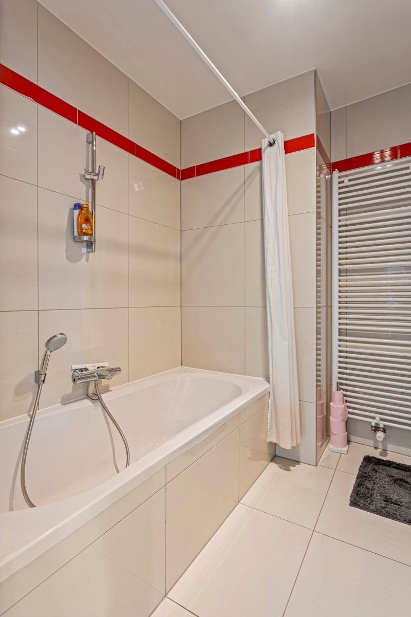 Instapklaar appartement met leuk terras ! foto 15