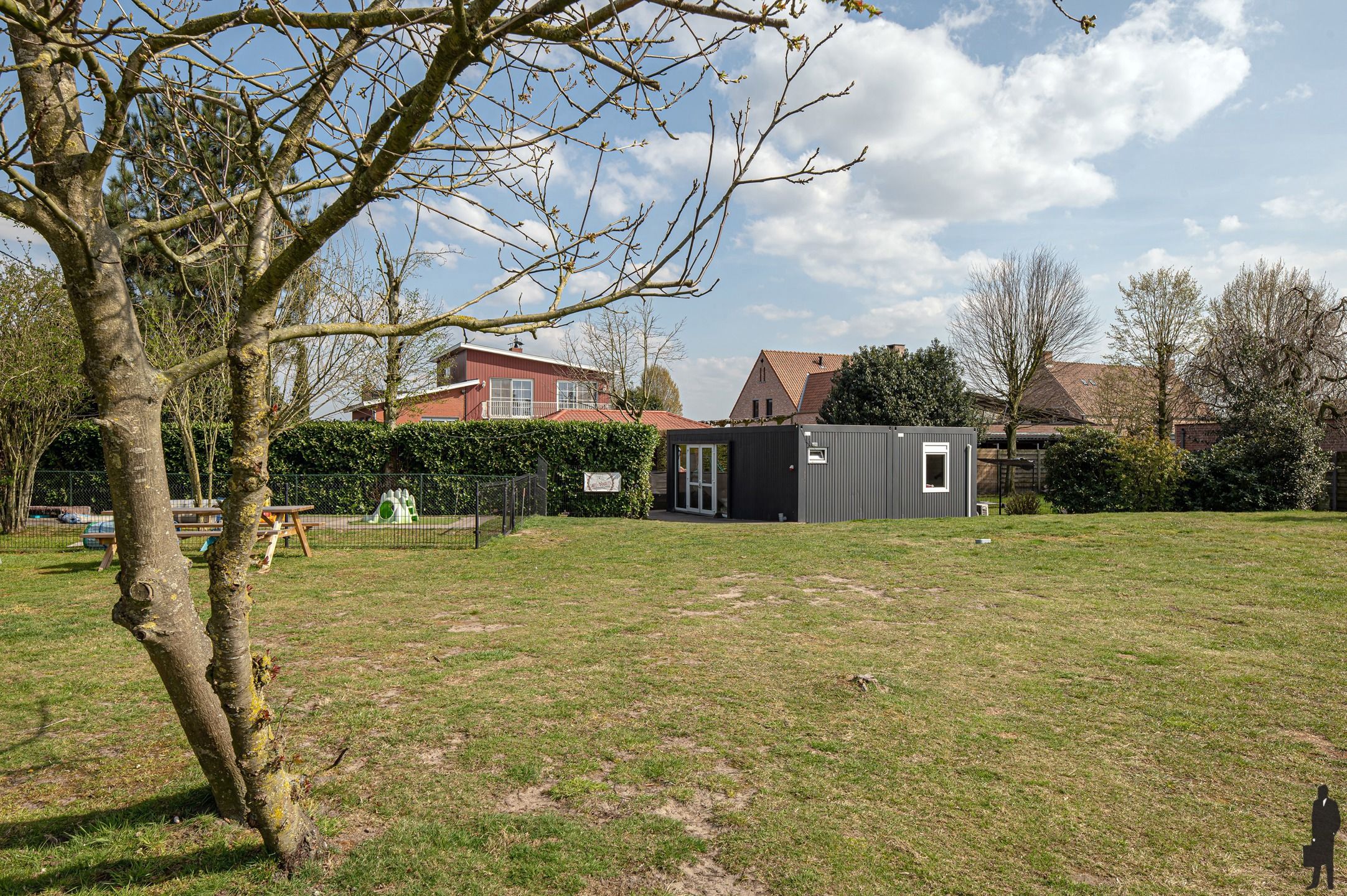 Ruime gezinswoning op een perceel van ca 5000m². foto 32
