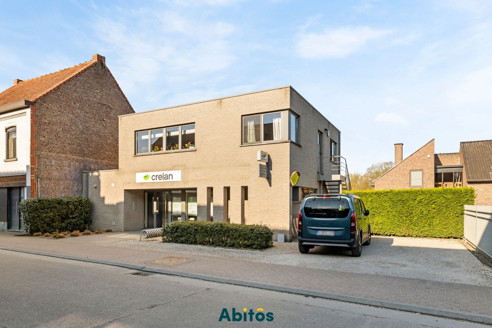 Commercieel gelegen handelspand of kantoorruimte in het hart van Landegem foto {{pictureIndex}}