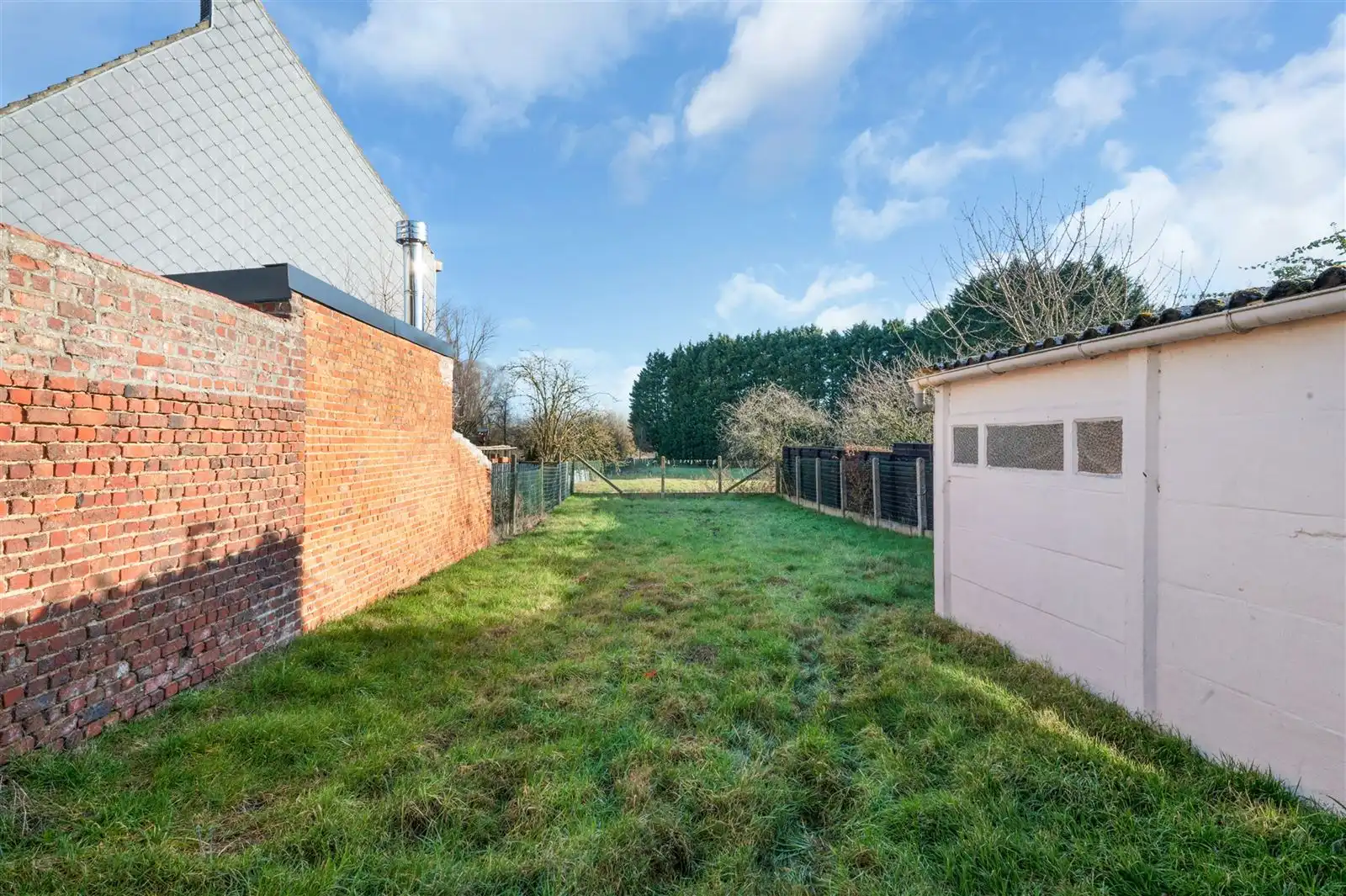 Deels te renoveren gezinswoning met garage en tuin foto 2