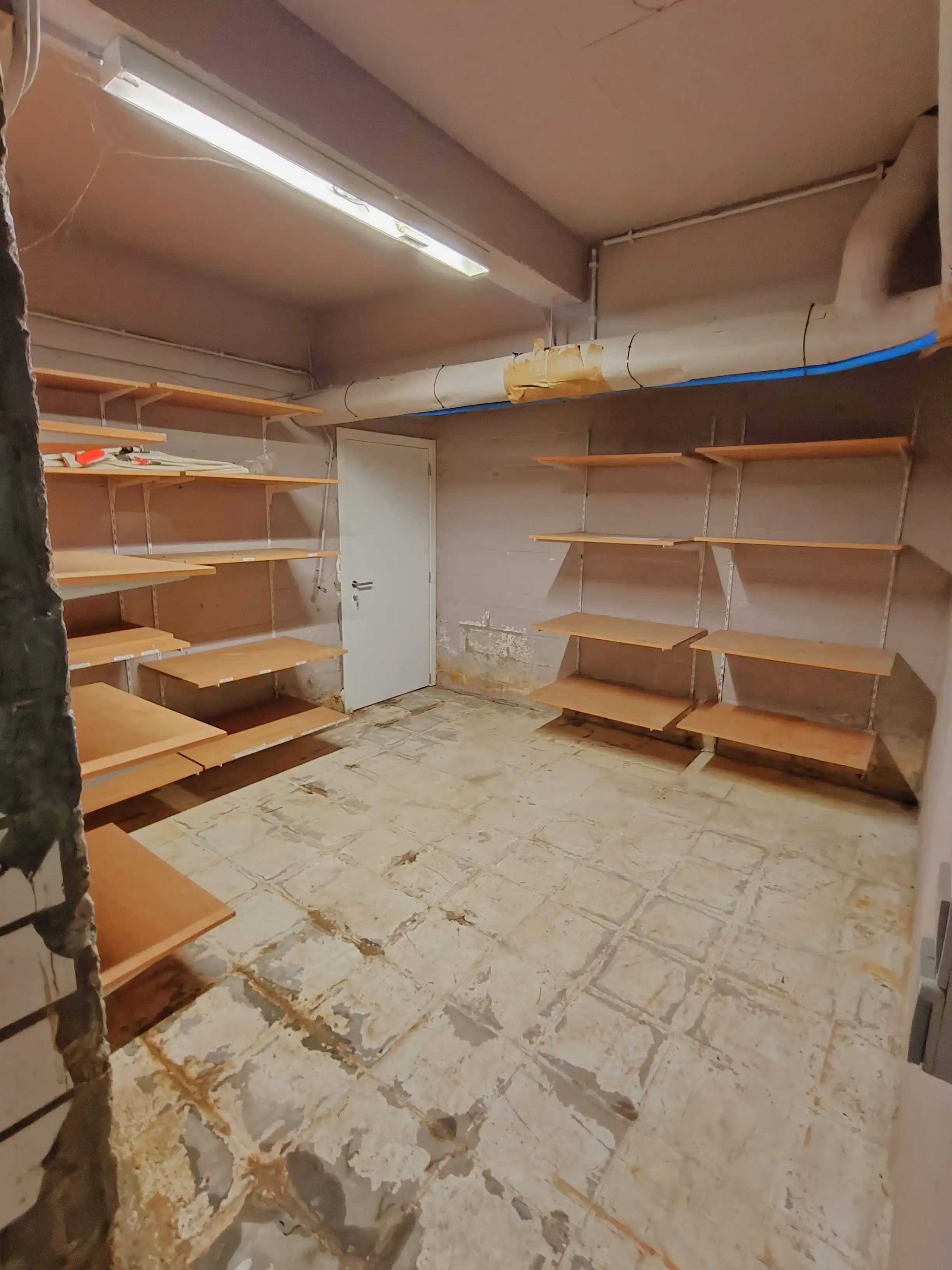 Ruim appartement met HANDELSGELIJKVLOERS met KELDER in hartje Oostende ! foto 12