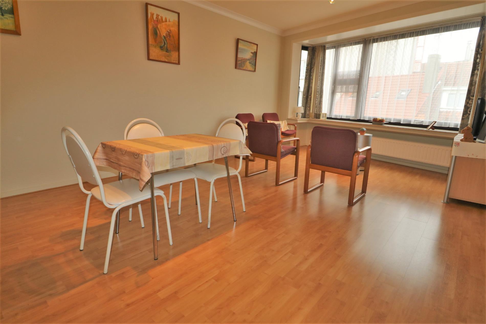 Verzorgd 2 slaapkamer appartement in het centrum van Oostende! foto 3