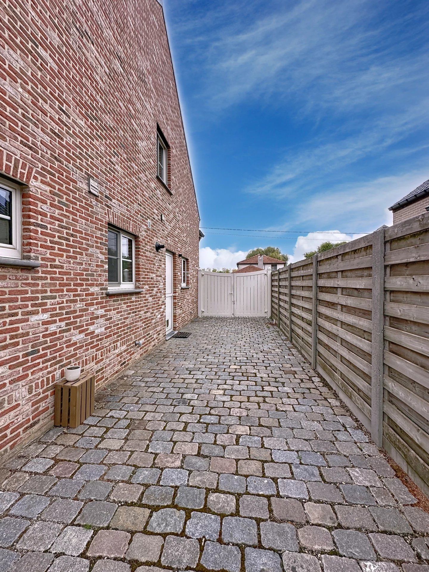 Prachtige landelijke gelegen vrijstaande woning uit 2001, gelegen op een perceel van 16a 43ca. Deze woning biedt comfort, ruimte en privacy met hoogwaardige afwerking en moderne gemakken. foto 56