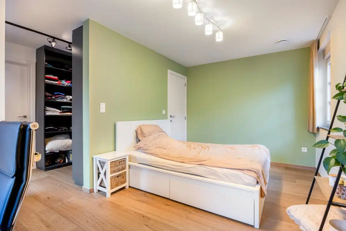 Ruim ingedeelde en kwalitatief afgewerkte villa op een mooi perceel met naastgelegen bouwgrond. foto 23