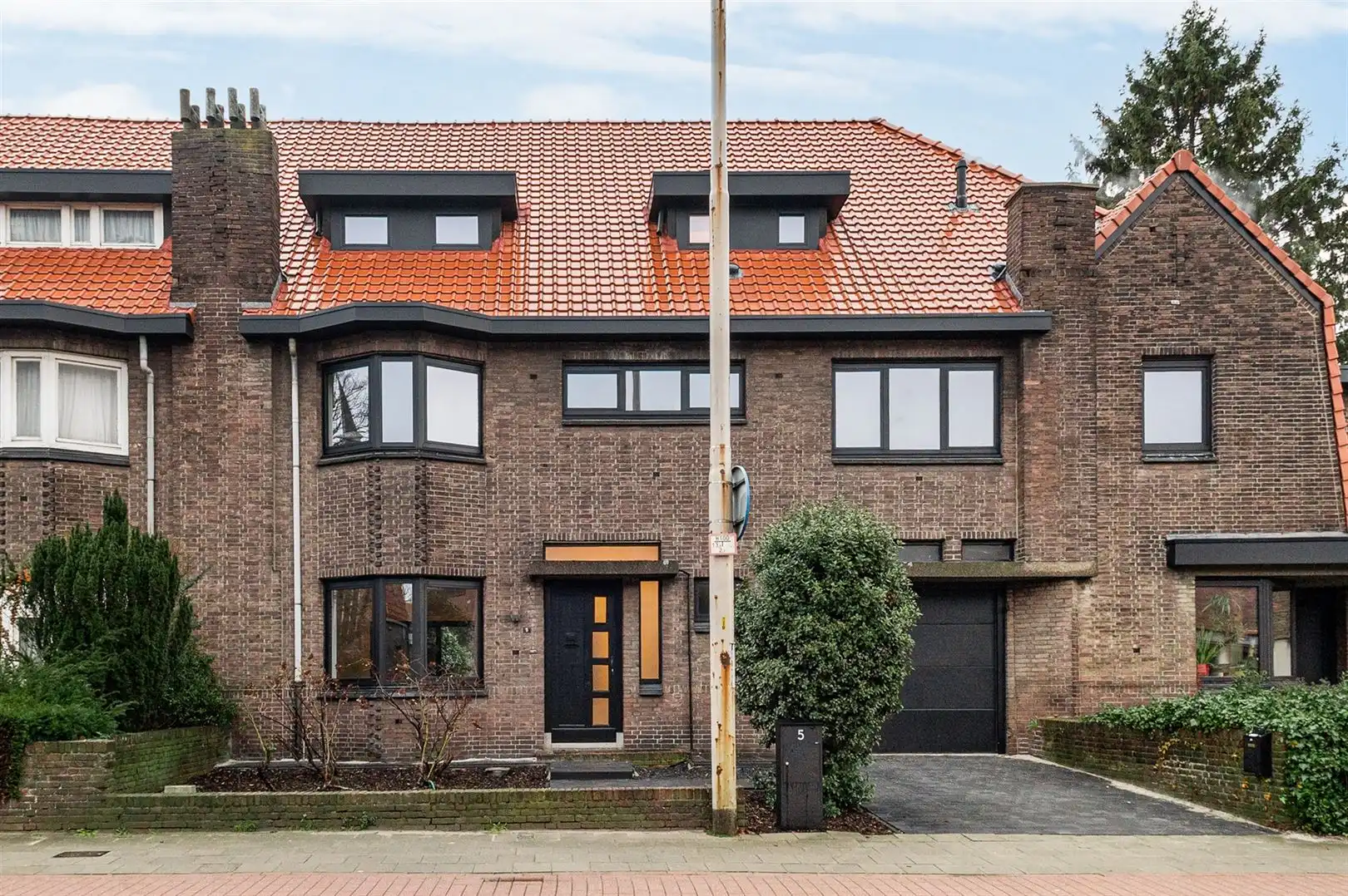 Totaal gerenoveerde woning met 4 à 5 slaapkamers in Ekerse dorpskern. foto {{pictureIndex}}