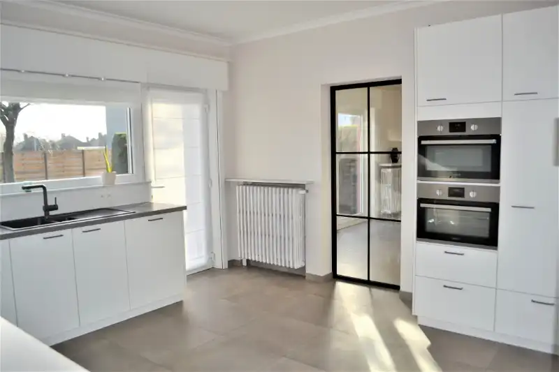 Vernieuwde woning met 4 slaapkamers foto 9