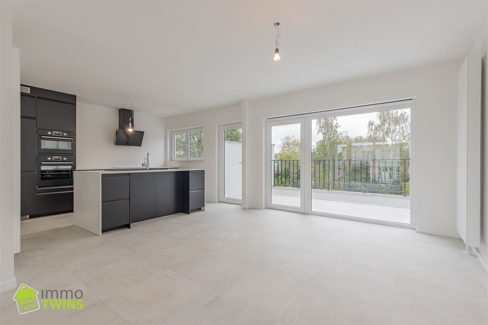 Ruime, stijlvol gerenoveerde woning met garage en oprit foto 2