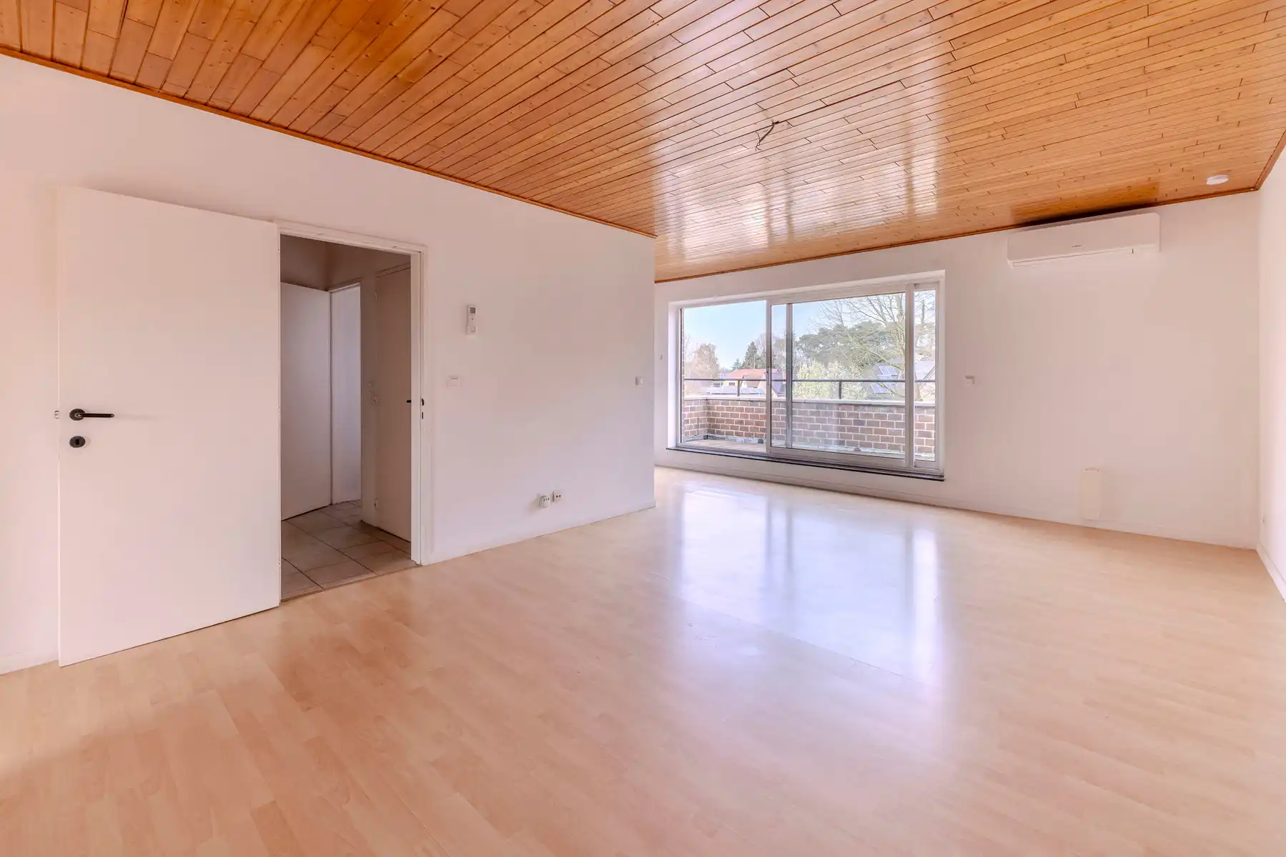 Ruim 1-slaapkamer dakappartement met terras en garagebox. foto 2