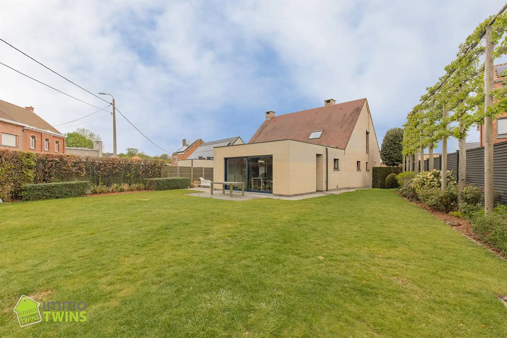 Prachtige instapklare open bebouwing te huur met afgesloten tuin en dubbele garage foto 15