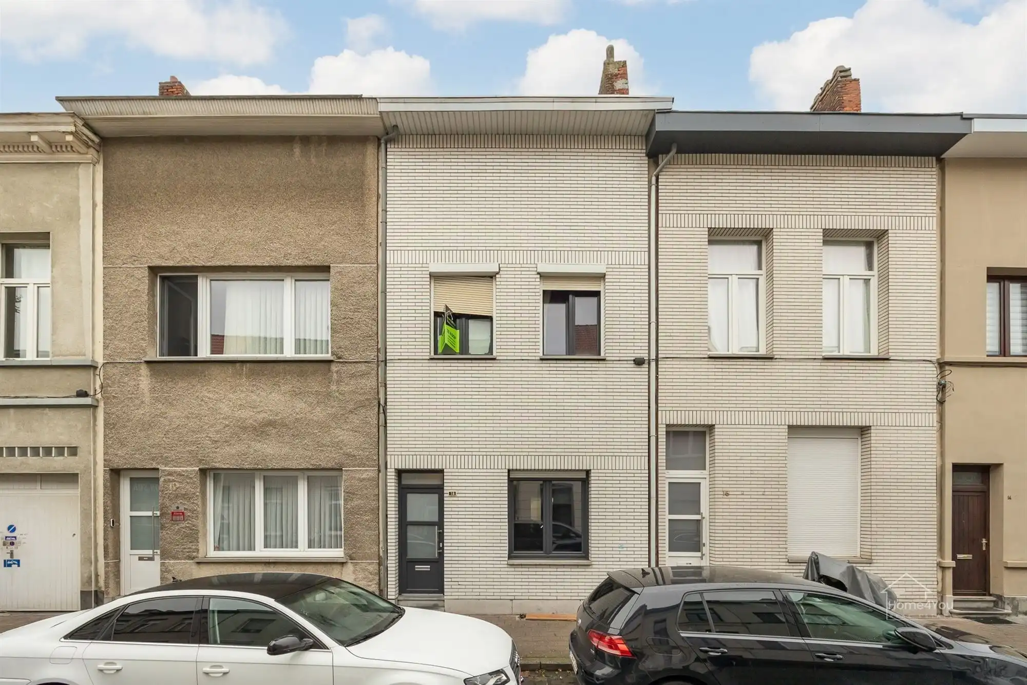 Hoofdfoto van de publicatie: Ruime op te frissen woning met 4 slpk op bruisende locatie!