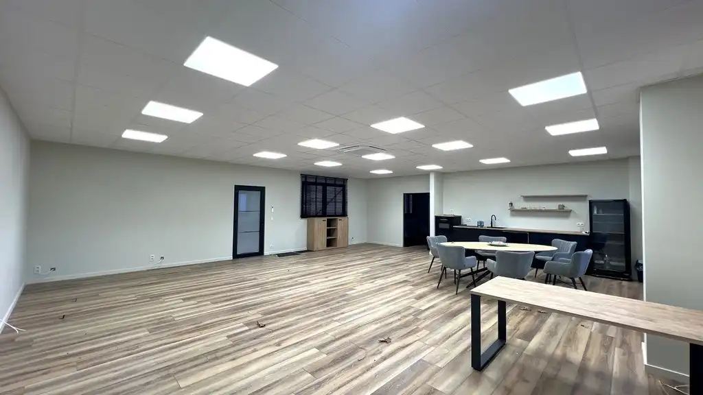 Loods met kantoor te huur in Europark-Noord te Sint-Niklaas foto 8