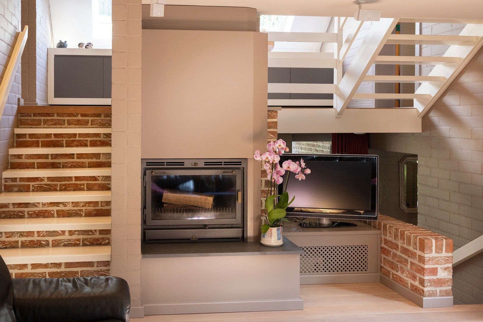 Alleenstaande woning op gegeerde ligging op 2600 m2. foto 4
