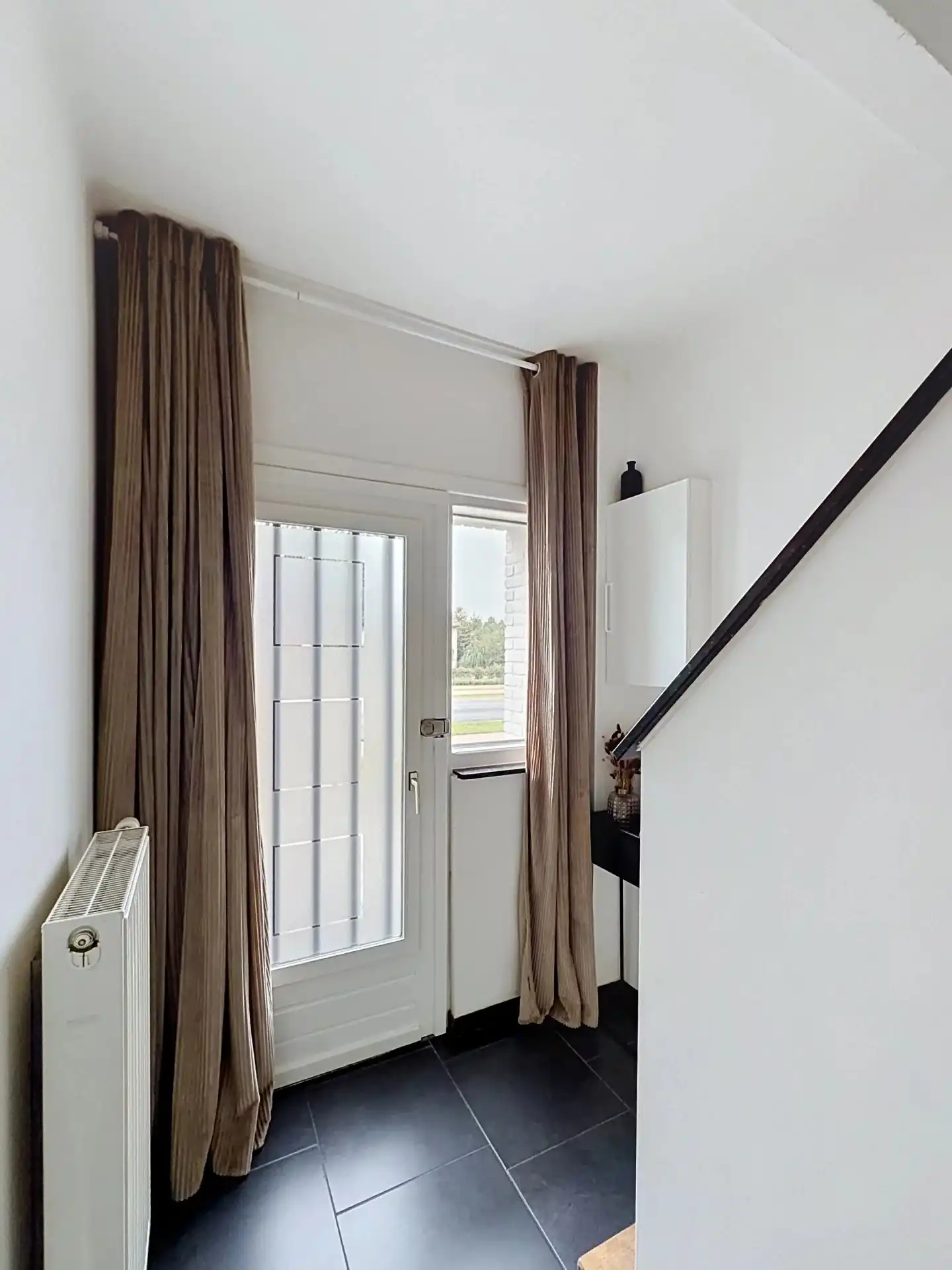 Instapklare gezellige woning op een mooi perceel met 3 slaapkamers en 2 badkamers foto 3