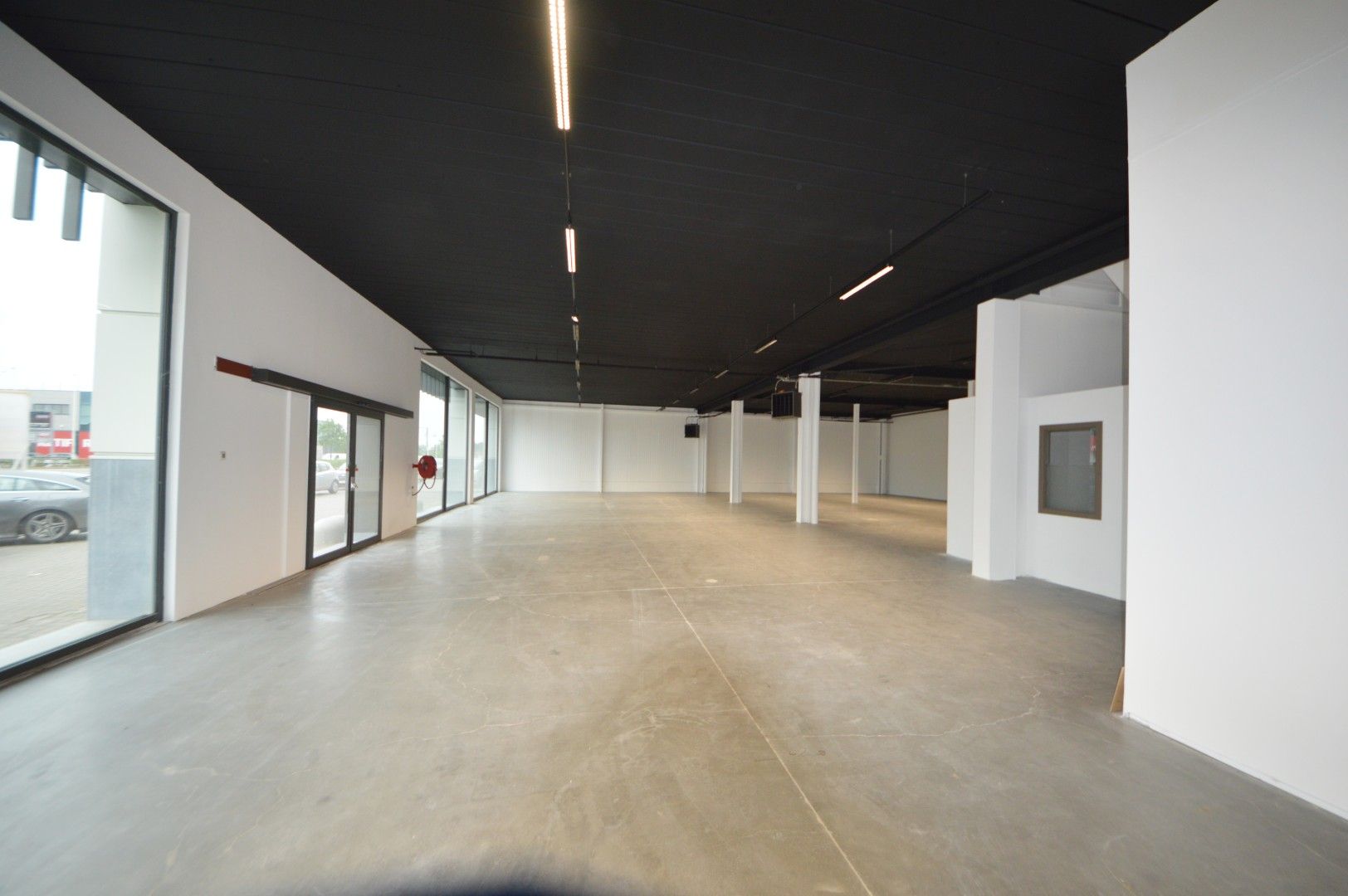 COMMERCIEEL GEBOUW BAANLOCATIE MET PARKING NABIJ MCDONALDS foto 9