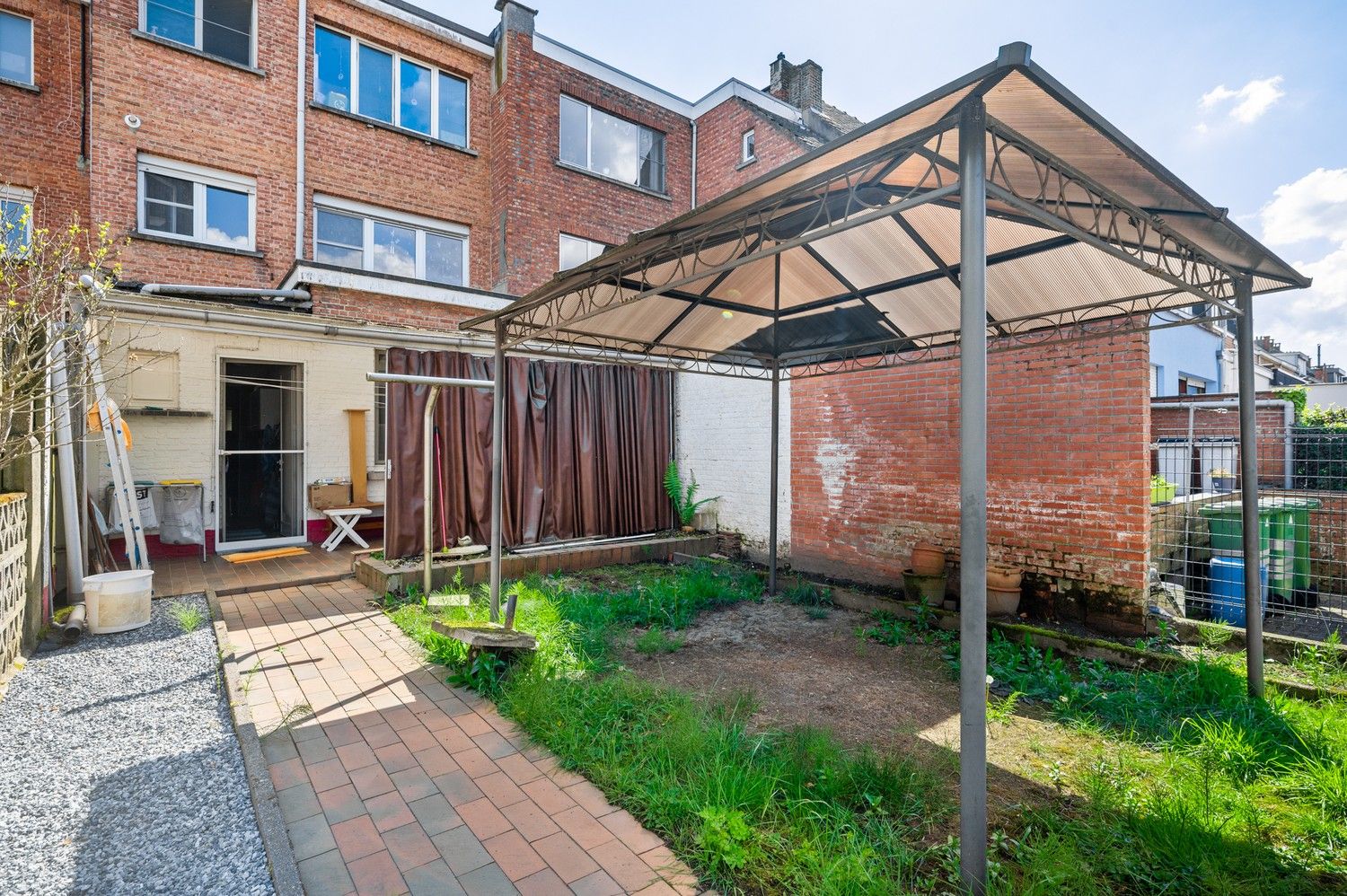 Unieke renovatiekans: ruim 2-slpk appartement met tuin en twee bergingen. foto 3