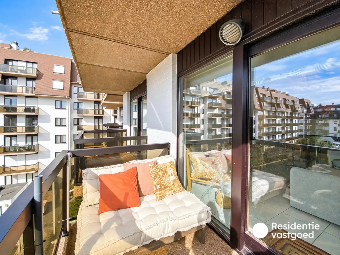 Lichtrijk zongerichte studio met slaaphoek, gelegen op 300m van de zee te Koksijde.  foto 16