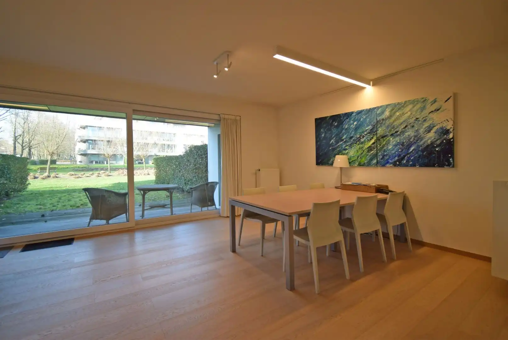 INSTAPKLAAR GELIJKVLOERS APPARTEMENT MET ZONNIGE TUIN EN GARAGE foto 3