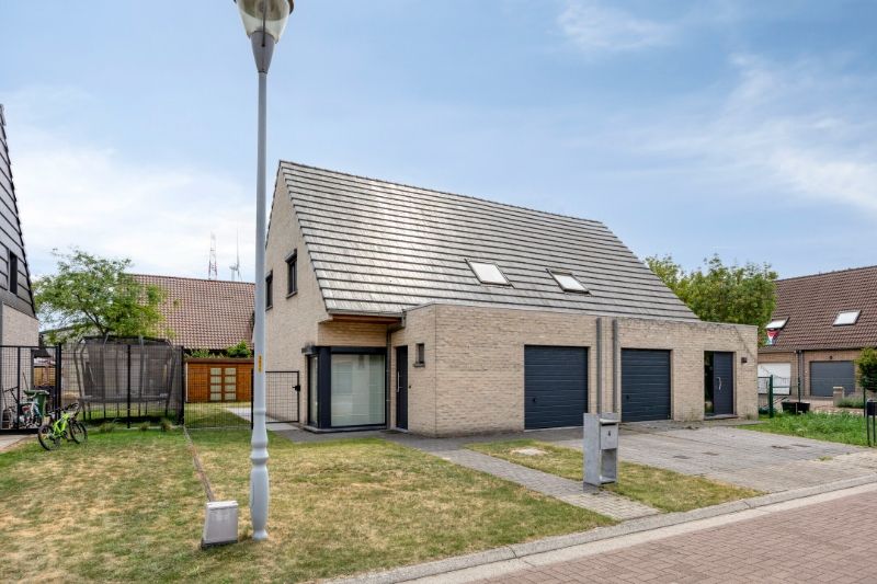 Instapklare halfopen woning met zuidgerichte tuin in Evergem! foto {{pictureIndex}}