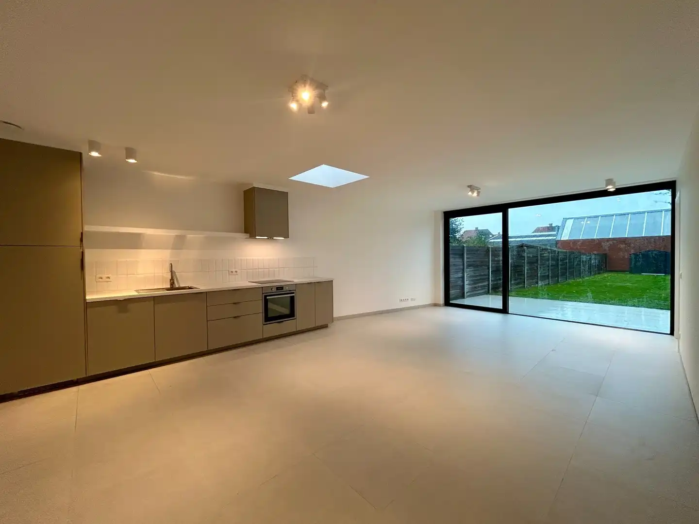 Instapklaar 2-slaapkamer appartement met tuin nabij centrum Tielt! foto {{pictureIndex}}