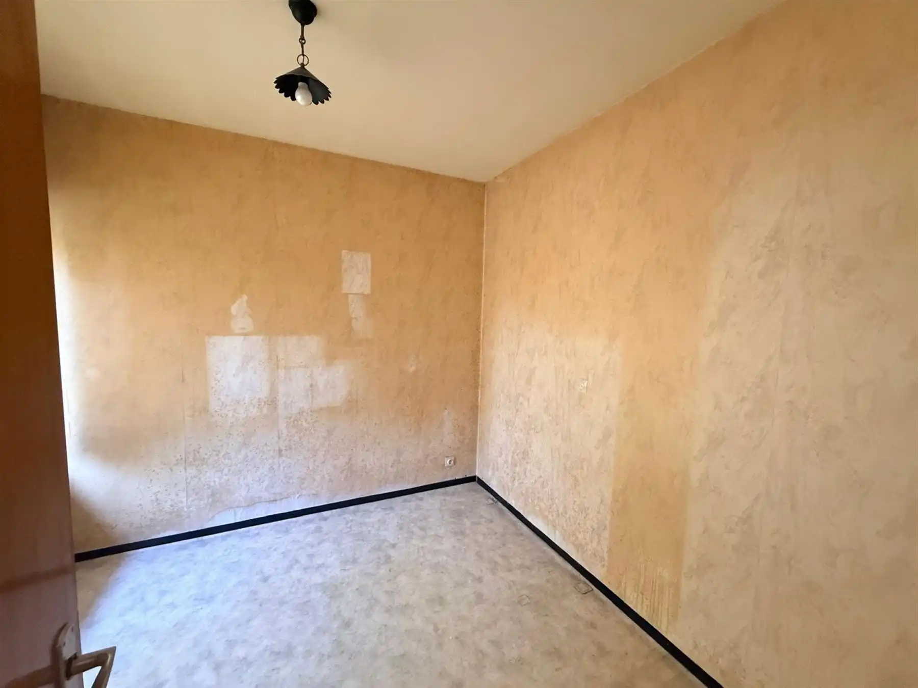 RESIDENTIEEL GELEGEN, TE RENOVEREN WONING  foto 7