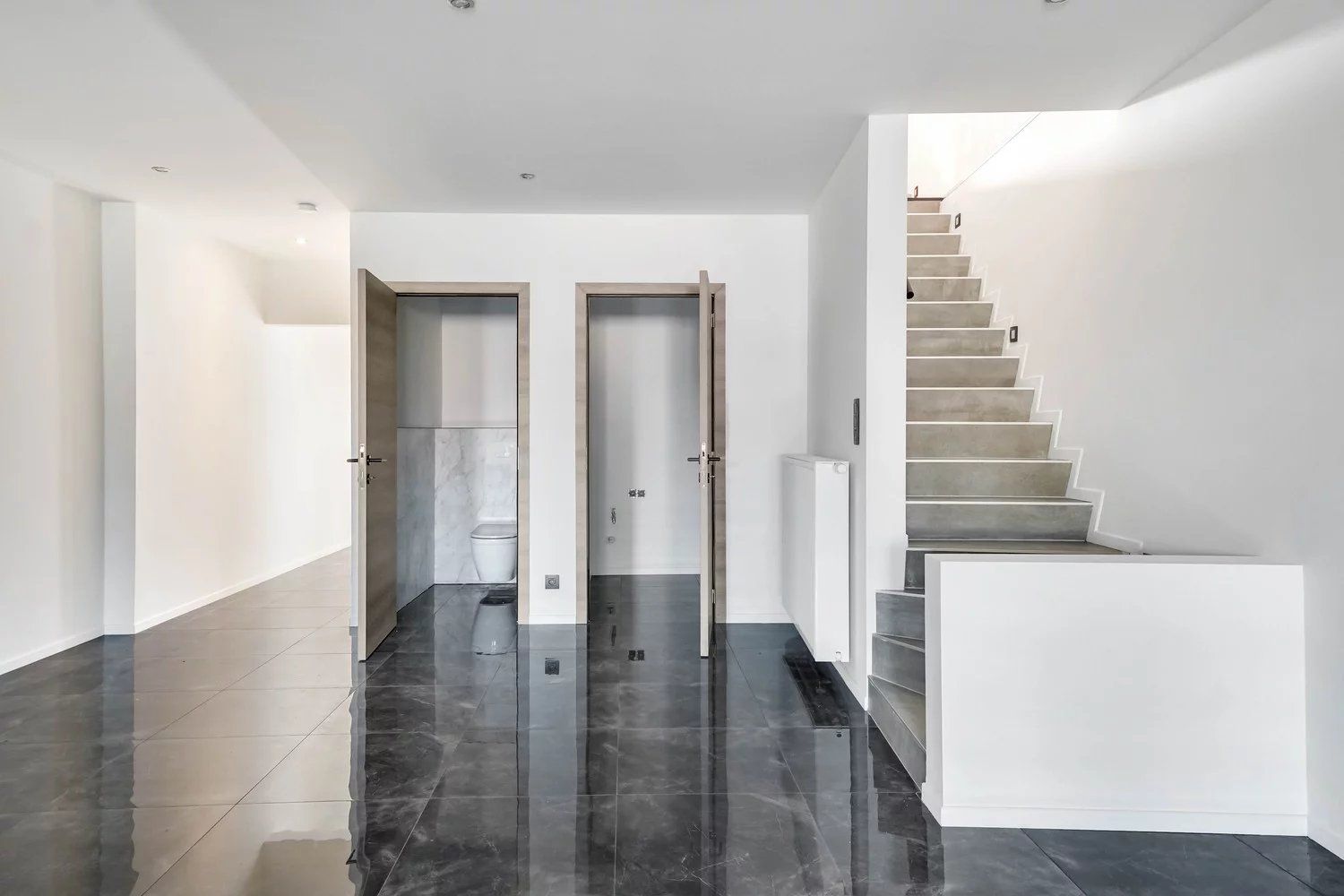 Gerenoveerde woning met vier slaapkamers en inpandige garage foto 3