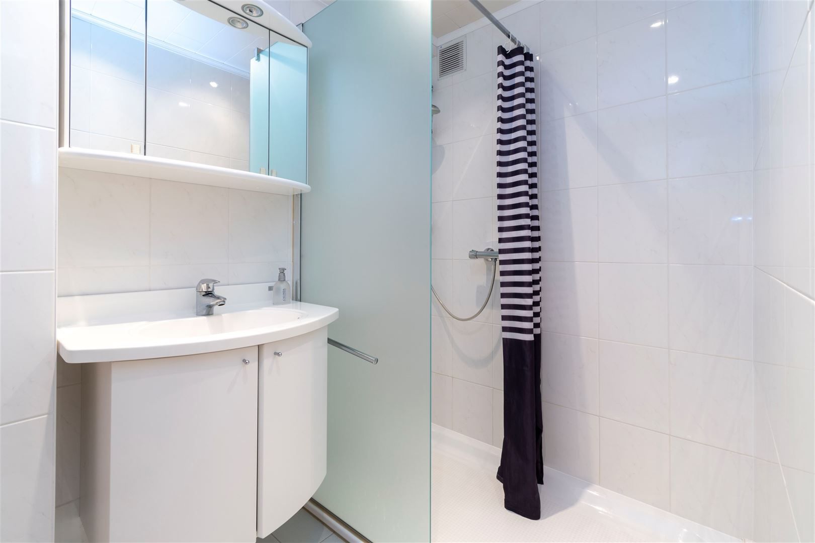 Gemeubeld 2-slaapkamerappartement met zeezicht foto 9