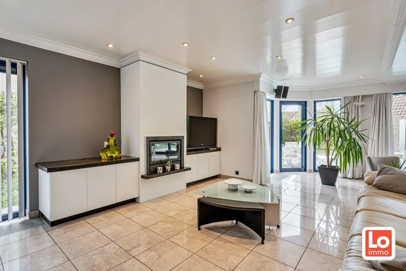 Instap klare open woning met inpandige dubbele garage én zwembad op een rustige locatie nabij het centrum van Zaffelare! foto 10