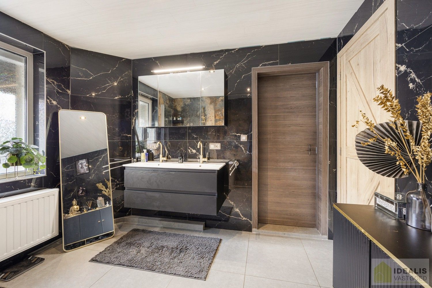 IDEALIS VASTGOED – RECENT GERENOVEERDE WONING (2021) OP EEN PERCEEL VAN MAAR LIEFST 8A92CA OP EEN ZEER GUNSTIGE LOCATIE! Deze ruime woning met een netto bewoonbare oppervlakte van +- 170m² bevindt zich langs de Paalseweg in Hulst, deelgemeente van Tessenderlo-Ham. Naast de perfecte ligging is het een prachtig afgewerkte woning met een royale leefruimte, zeer ruime open keuken, 3 slaapkamers en badkamer. Een uniek aanbod voor wie op zoek is naar een volledig gerenoveerde instapklare woning. foto 15