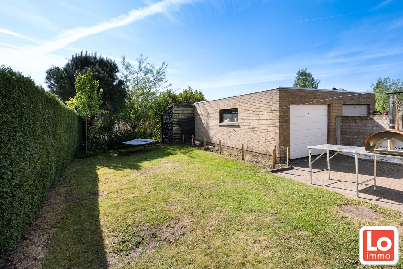 Instapklare halfopen woning met afzonderlijke garage op toplocatie in hartje Lochristi! foto 14
