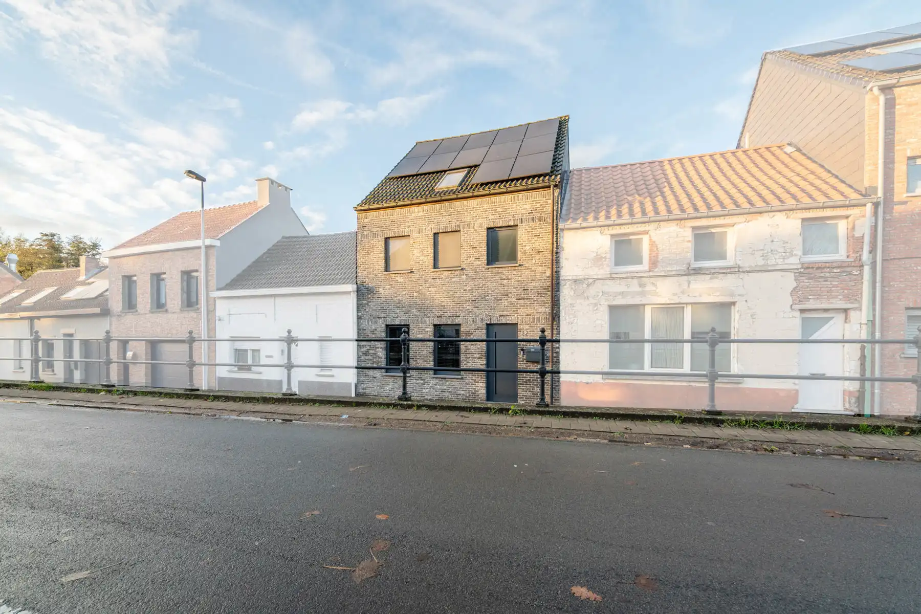 Instapklare, modern afgewerkte woning met B-label te Niel. foto {{pictureIndex}}