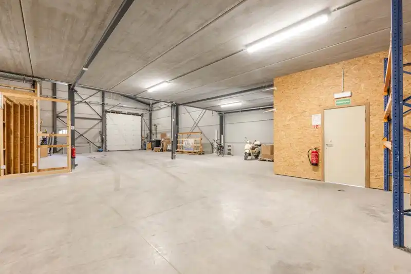 Ruime loods met kantoorruimte aan de Oeselgemstraat te huur in Wakken – perfect voor uw bedrijfsactiviteiten! ✨ foto 10