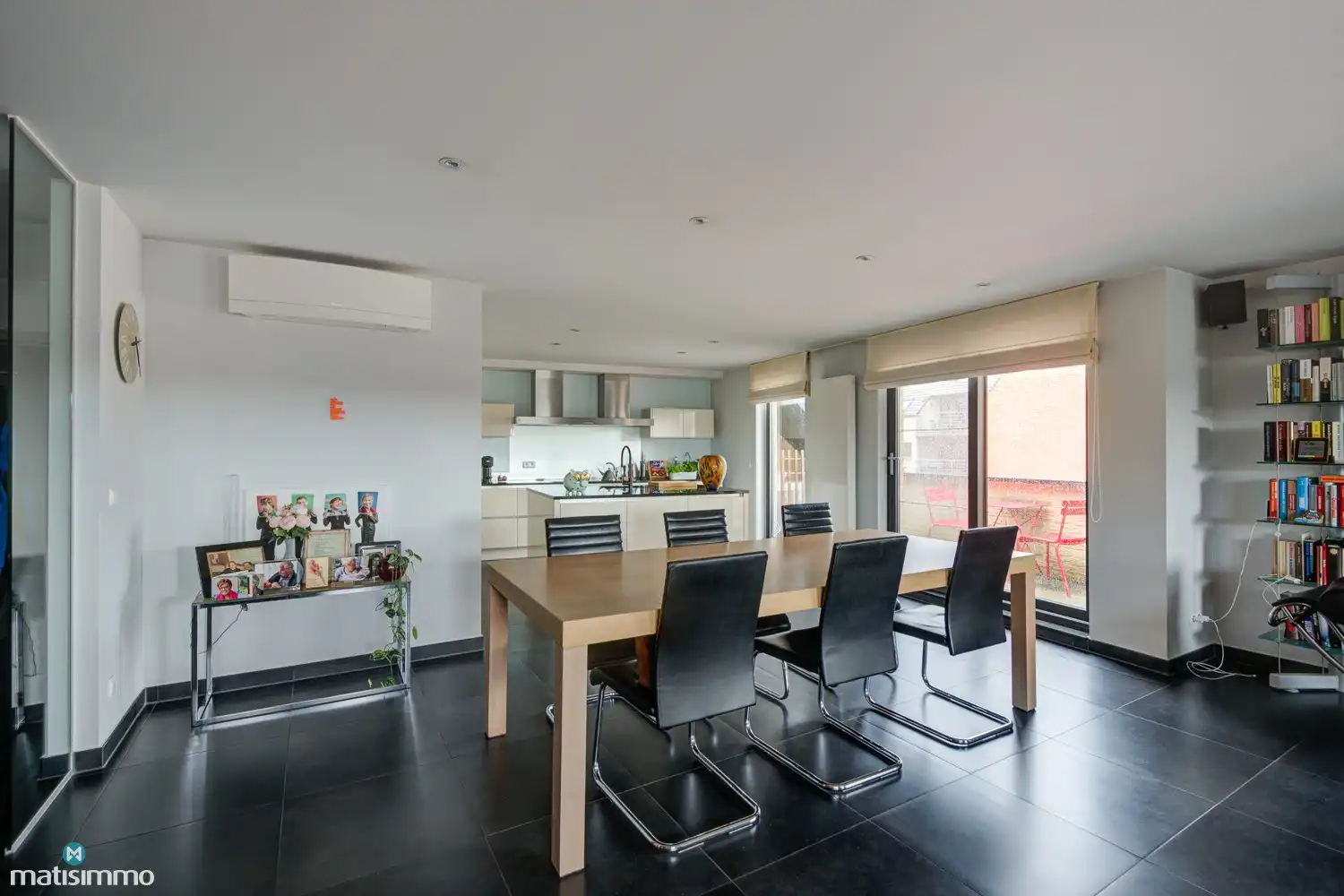 ZEER RUIM EN MODERN DUPLEXAPPARTEMENT (234M²) MET 5 SLAAPKAMERS, 2 BADKAMERS, 2 TERRASSEN, 2 KELDERS, DUBBELE GARAGE (60M²) (+ OPTIONEEL GARAGE) IN HET CENTRUM VAN LANAKEN foto 9