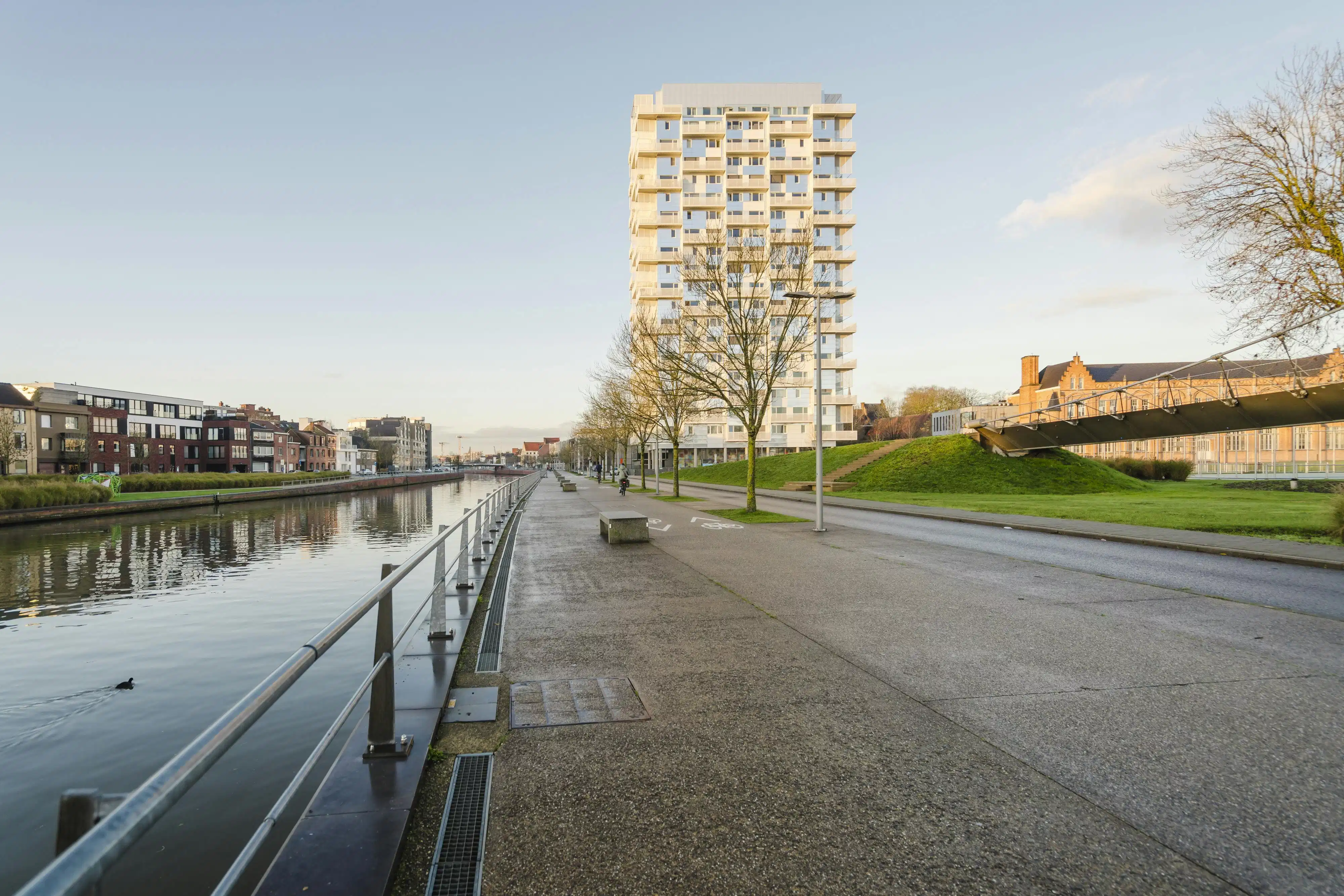Adembenemend appartement met Leiezicht in hartje Kortrijk foto 11