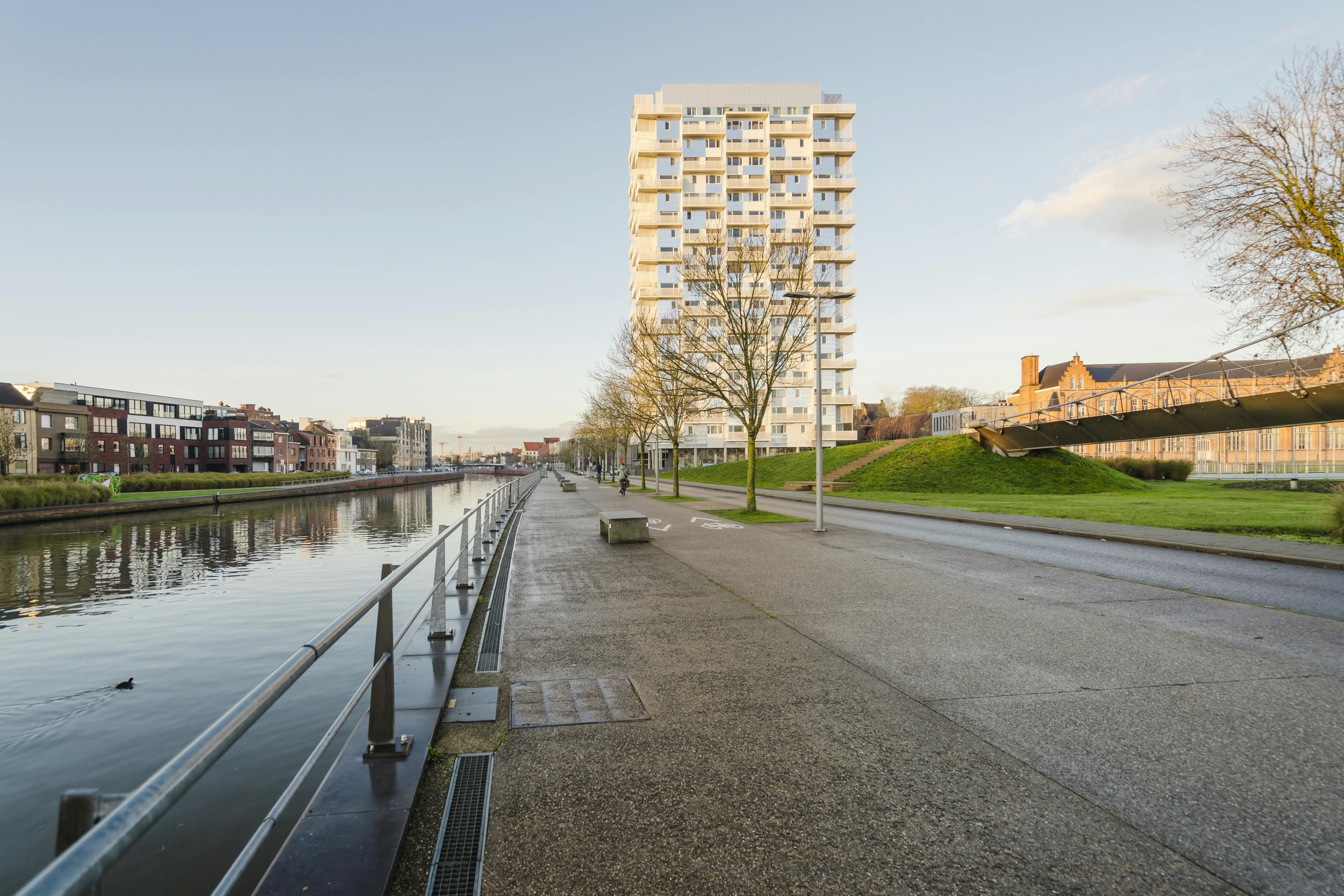 Adembenemend appartement met Leiezicht in hartje Kortrijk foto 11