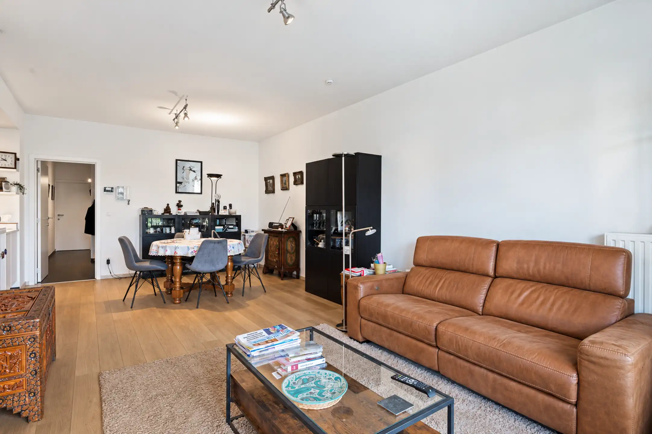 Recent twee-slaapkamer appartement met terras en garage foto 8
