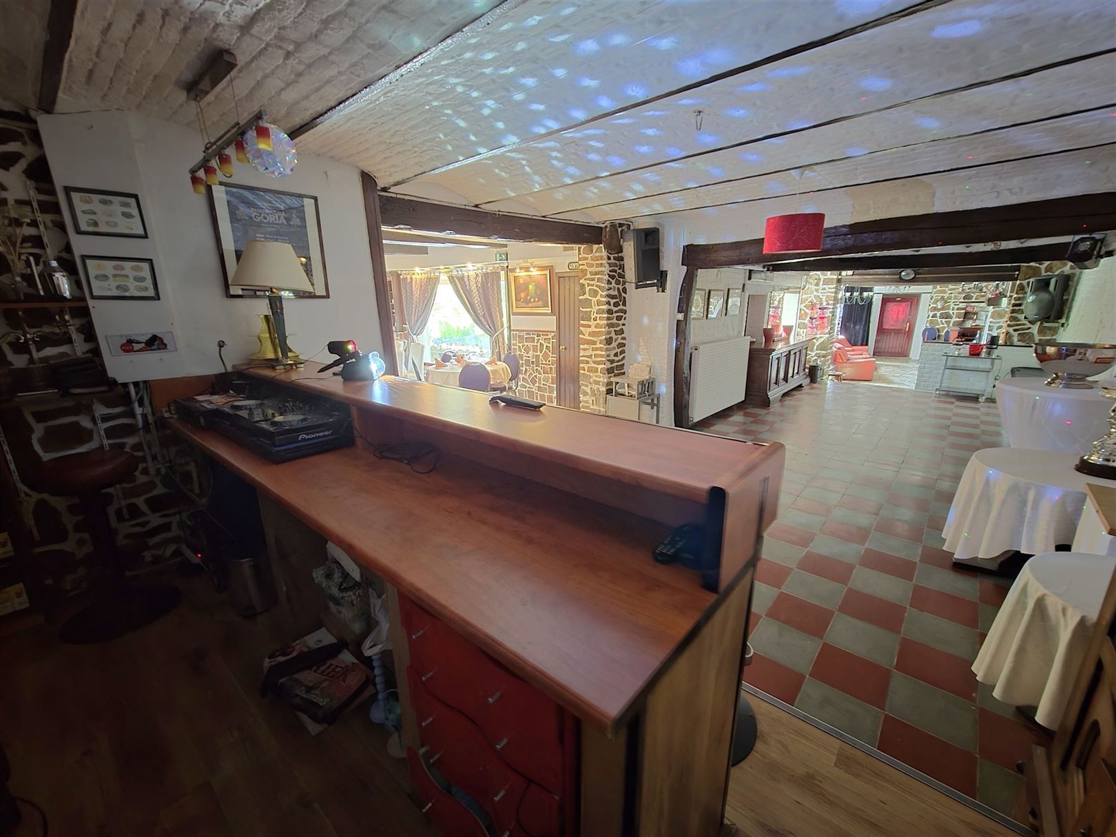 Veelzijdig gebouw: restaurant, hotel en feestzaal te Rebaix foto 9